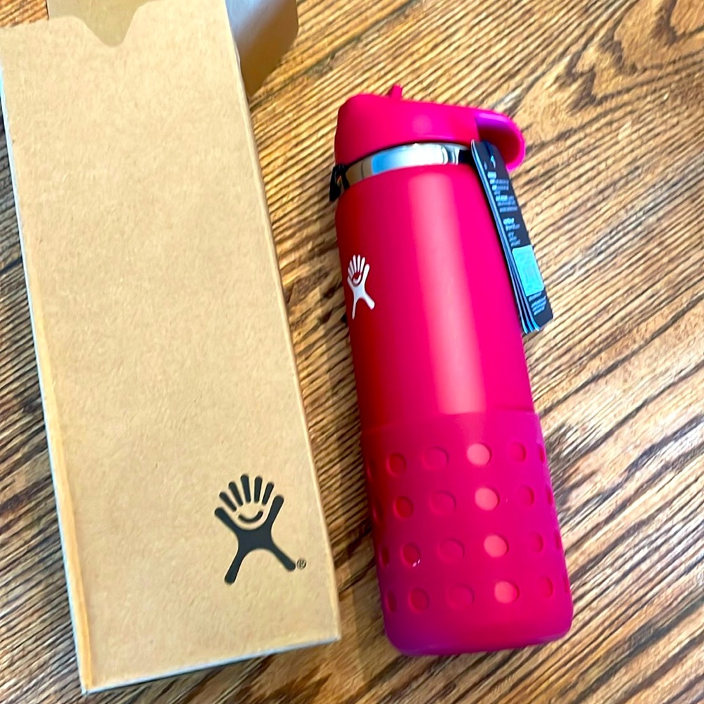 NWT Hydro Flask 20 oz wide straw lid and boot Color Peony
